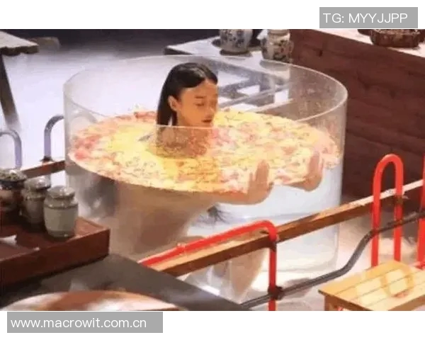 女主持调侃按摩浴缸情趣皮尔斯幽默回应家中无此奢侈品