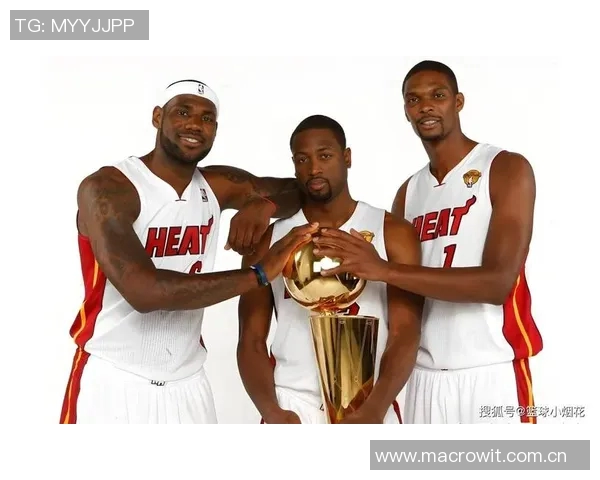 詹姆斯重温青春岁月与高中队友合影穿橄榄球队服引发回忆