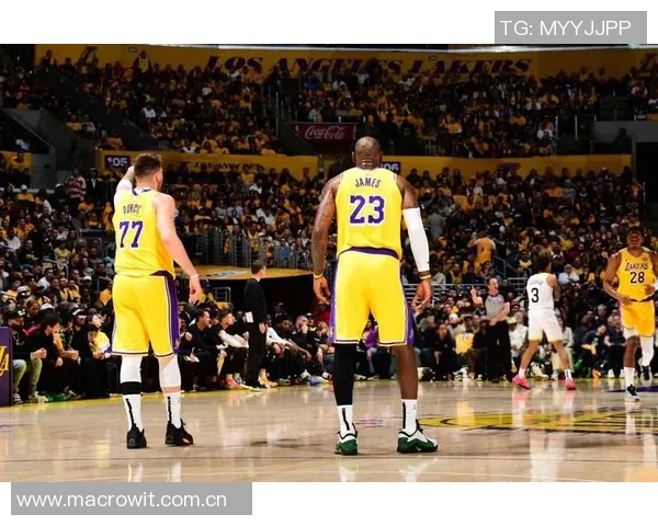 老詹开心点赞东契奇罚球失手未能达成50分替补席队友乐开怀