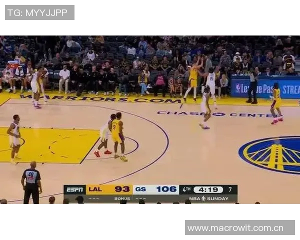 布朗尼单臂补扣震撼全场克内克特称赞他是兄弟太燃了