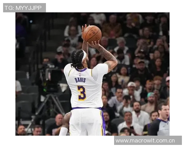 浓眉上半场表现平平10投仅3中贡献7分10篮板数据却依然全面