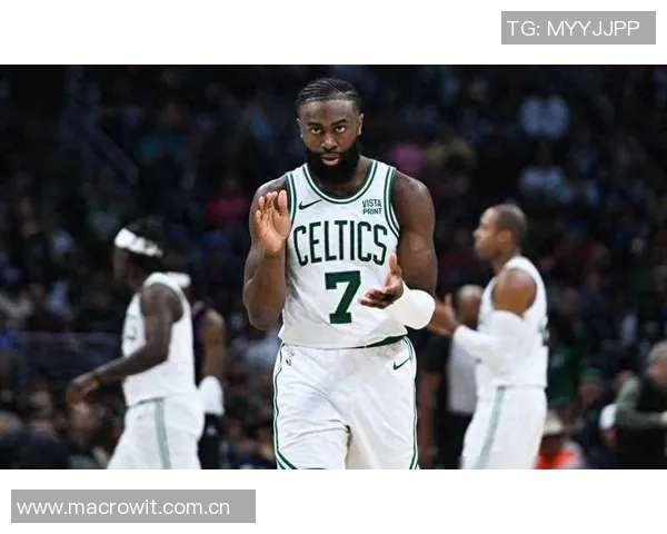 杰伦布朗赛场趣事发际线失守OG球衣遭殃引发球迷热议